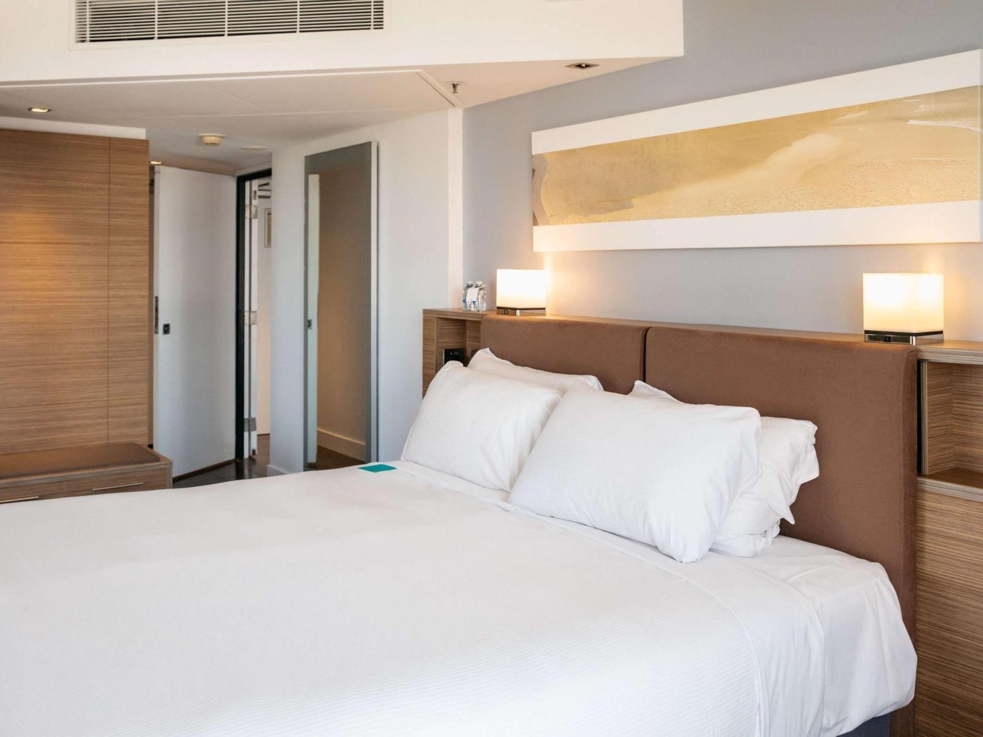 Sofitel Gold Coast Broadbeach Exteriör bild A bedroom in a hotel