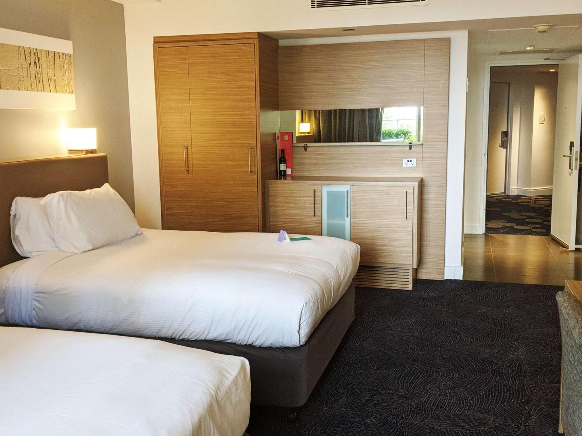 Sofitel Gold Coast Broadbeach Exteriör bild A room at the hotel