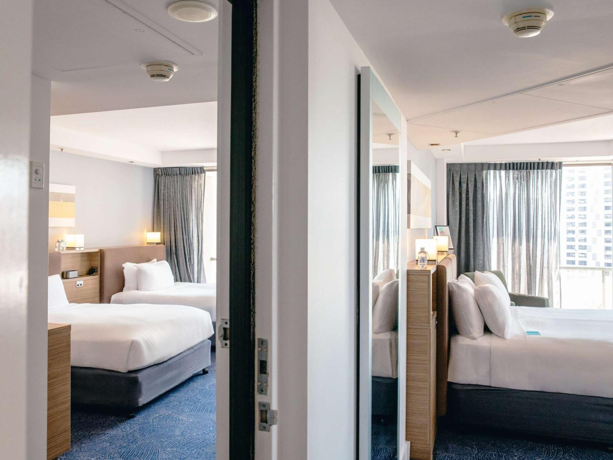 Sofitel Gold Coast Broadbeach Exteriör bild A room at the hotel