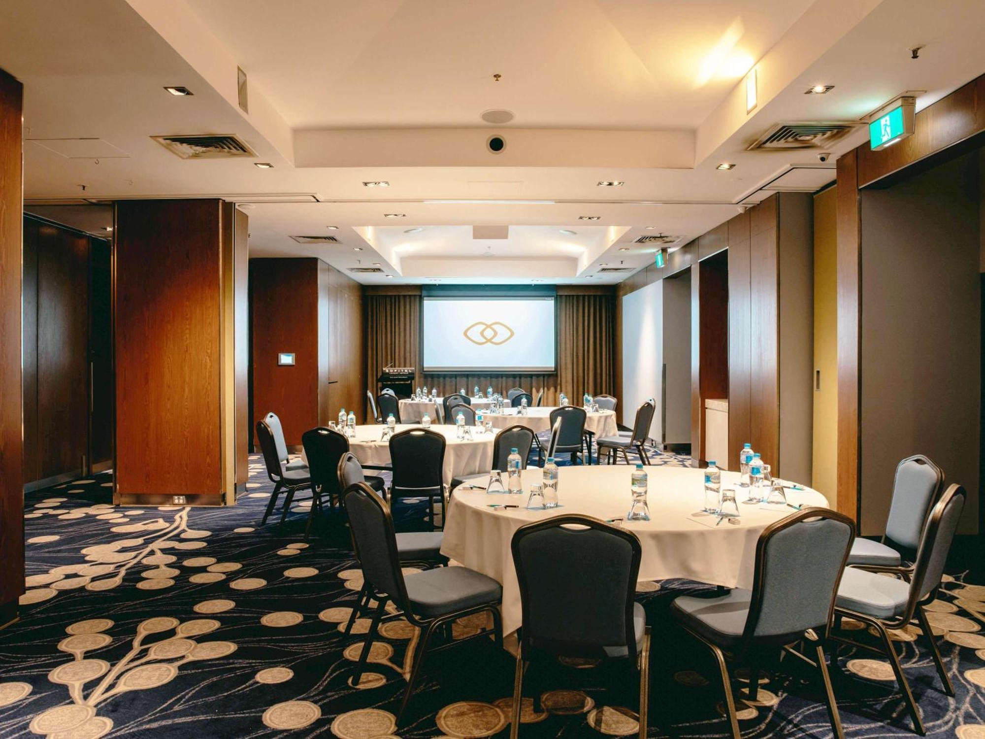 Sofitel Gold Coast Broadbeach Exteriör bild Meeting room at the hotel