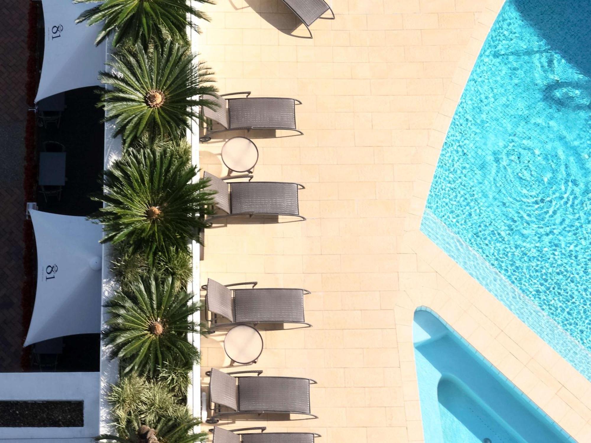 Sofitel Gold Coast Broadbeach Exteriör bild The pool at the hotel