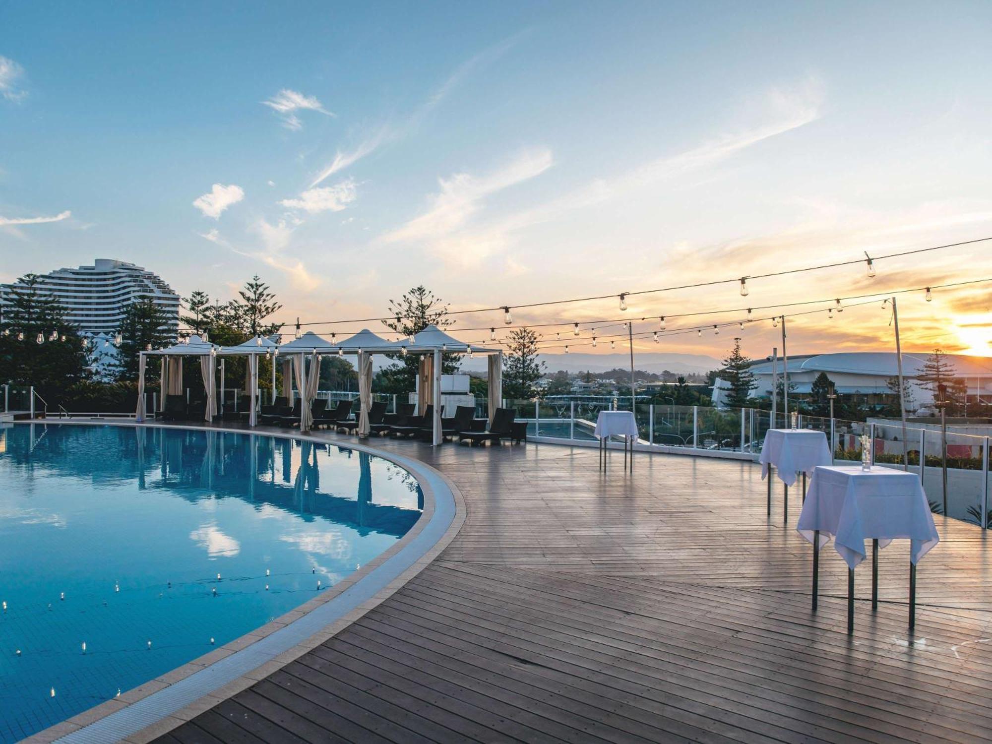 Sofitel Gold Coast Broadbeach Exteriör bild The pool at the hotel