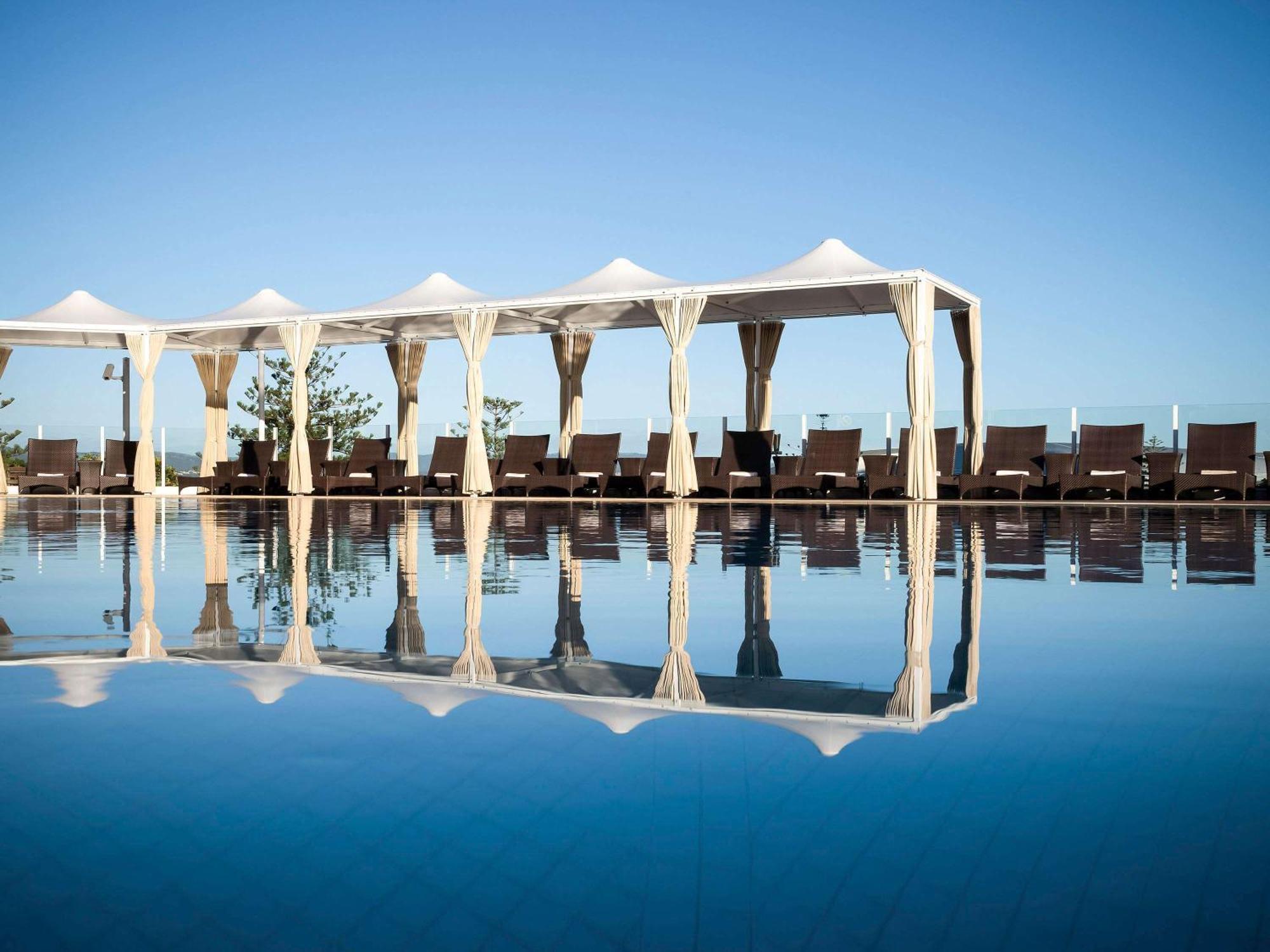 Sofitel Gold Coast Broadbeach Exteriör bild The pool at the hotel
