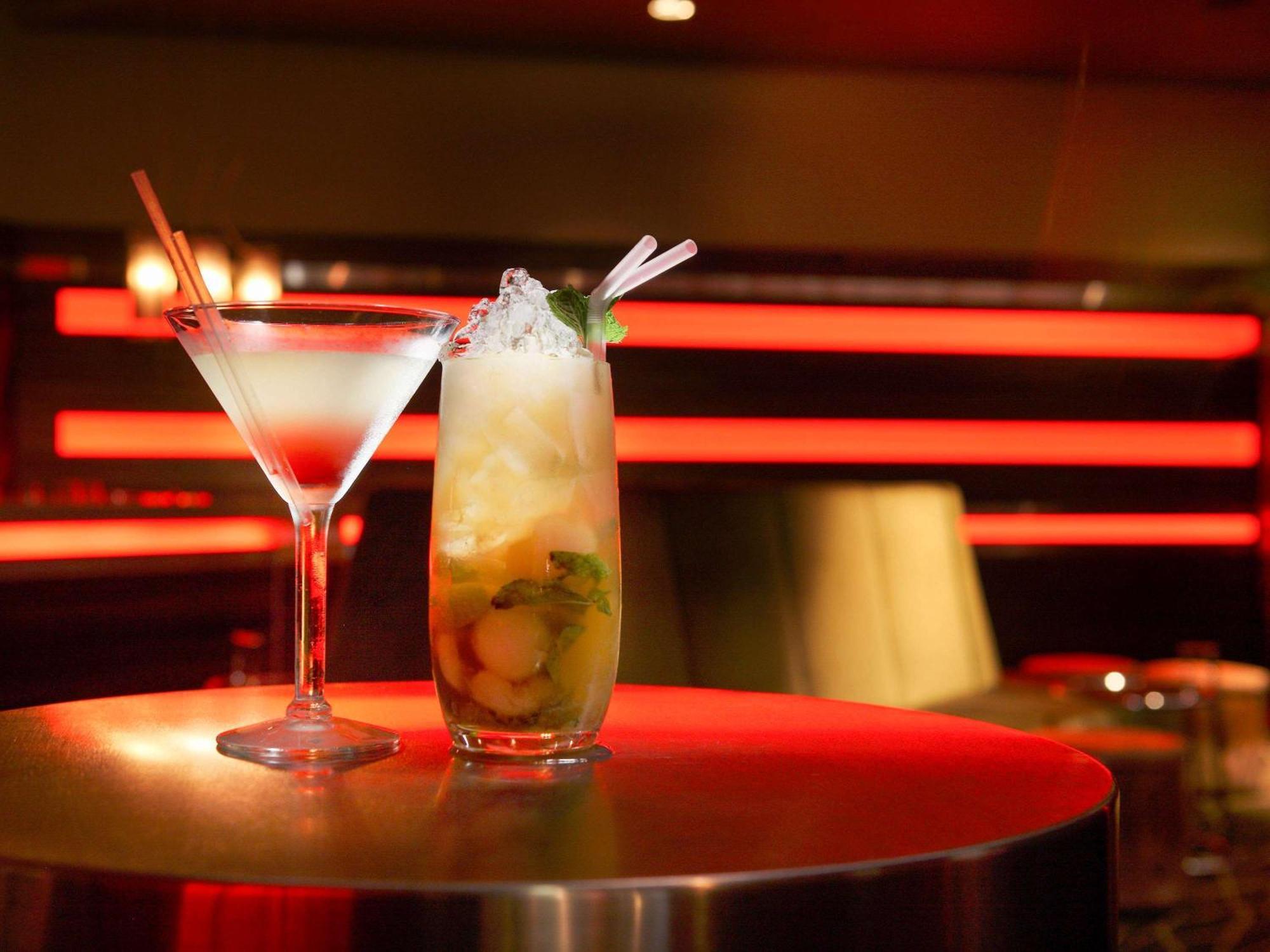 Sofitel Gold Coast Broadbeach Exteriör bild Cocktails at the bar