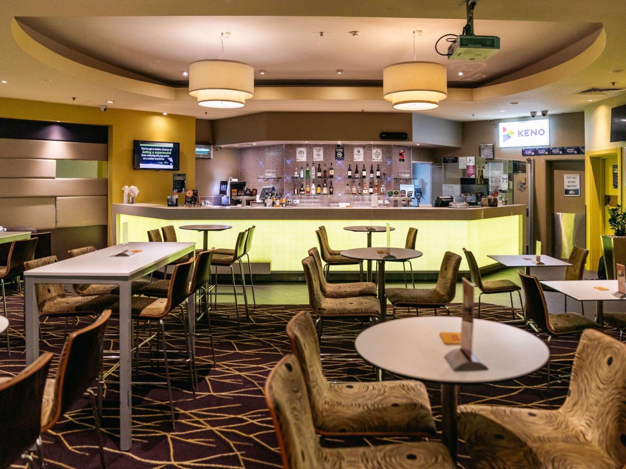 Sofitel Gold Coast Broadbeach Exteriör bild The lounge at the airport