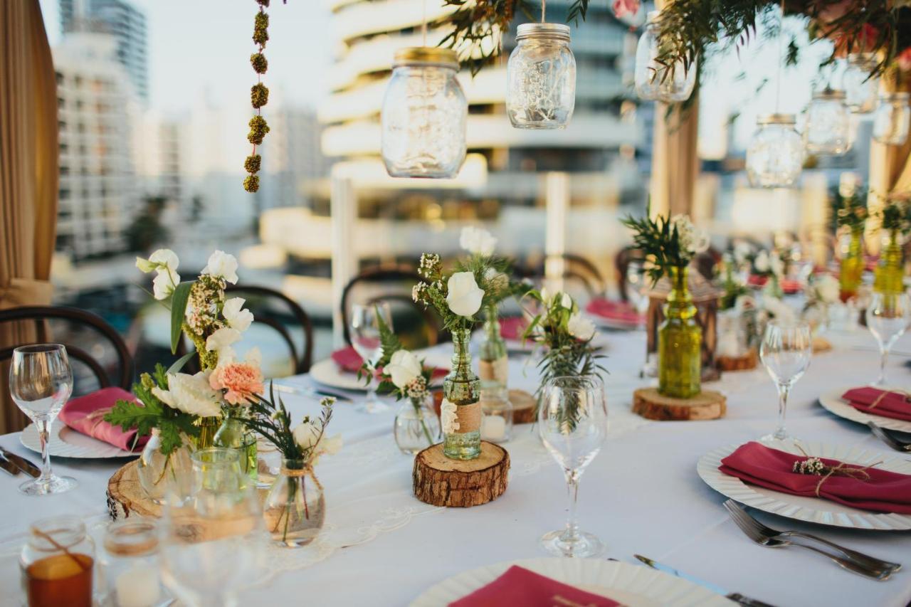 Sofitel Gold Coast Broadbeach Exteriör bild Wedding reception at the rooftop of the Hotel Indigo San Diego